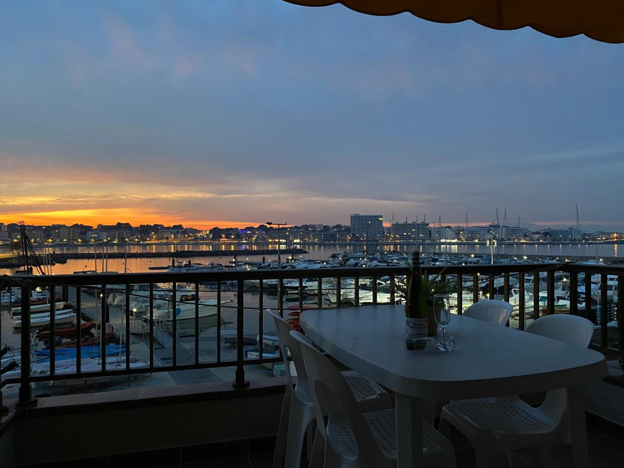 Precioso Apartamento En Primera Linea De Mar L' Escala Esterno foto